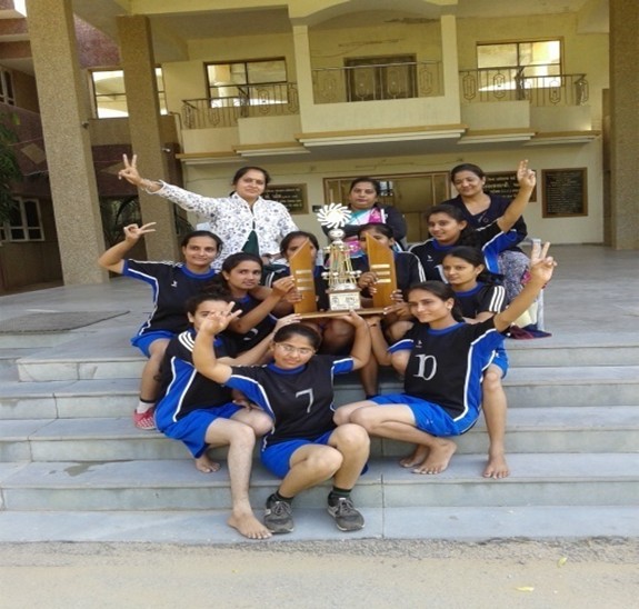 કૉલેજની ટીમે આંતર કૉલેજ સ્પર્ધામાં યોગાસન અને વોલીબોલ બંને માં ચેમ્પિયન અને કબડ્ડીમાં રનર્સ-અપ રહીને કોલેજનું ગૌરવ વધાર્યું.