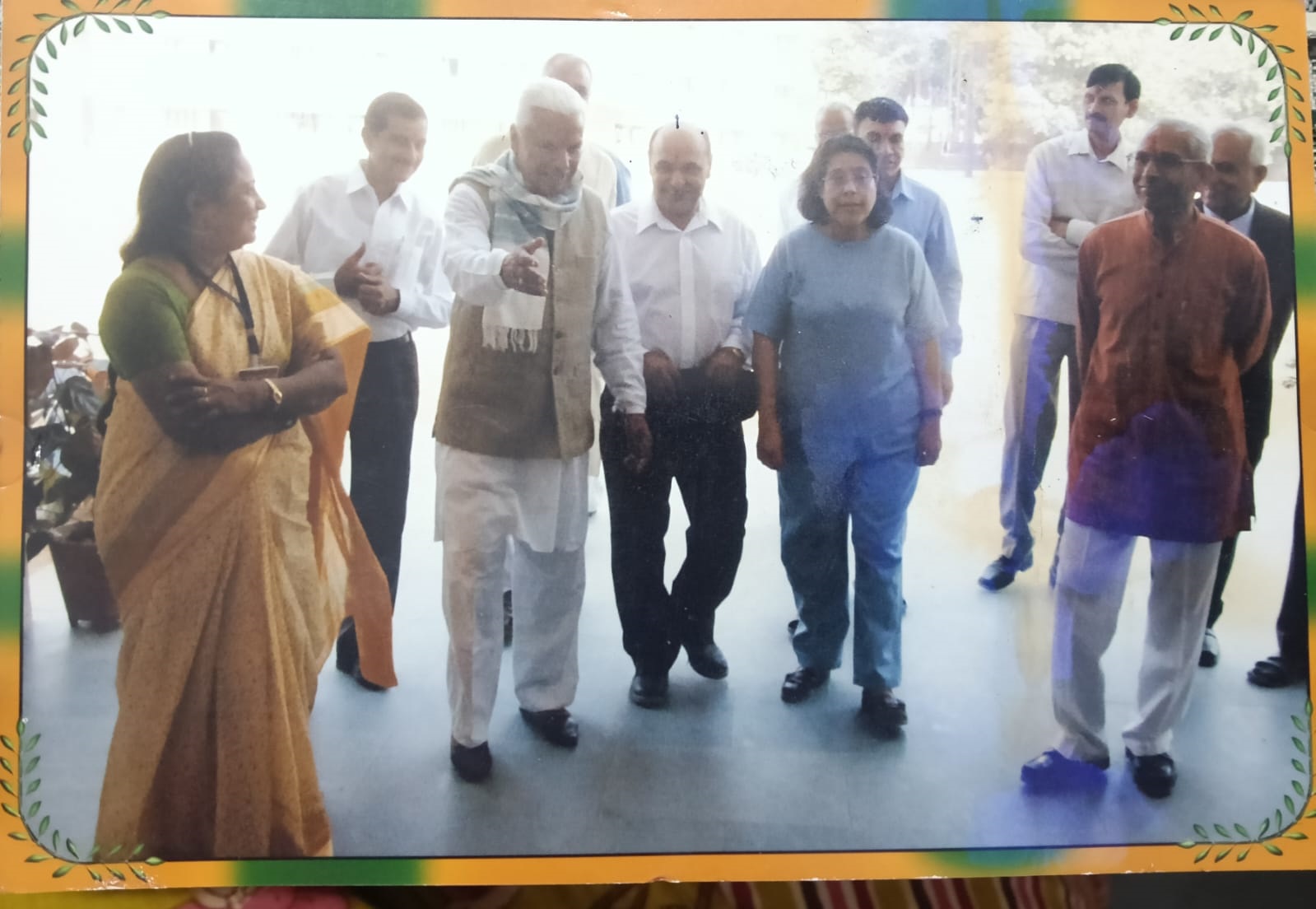 શાળાની મુલાકાતે દાતાશ્રી ગિરીશભાઇ