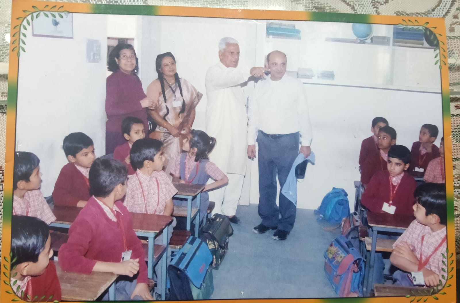 શાળાની મુલાકાતે દાતાશ્રી ગીરીશભાઇ 1