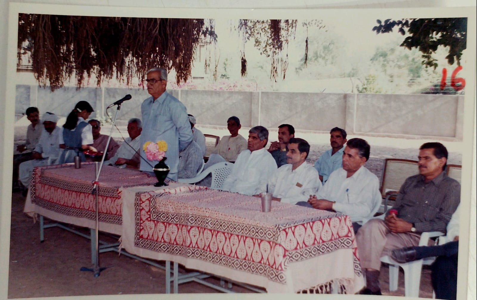 મંડળના હોદેદારોની ઉપસ્થિમાં વાલીઓને સંબોધન કરતા આચાર્ય શ્રી લક્ષ્મણભાઈ ઉપલાણા