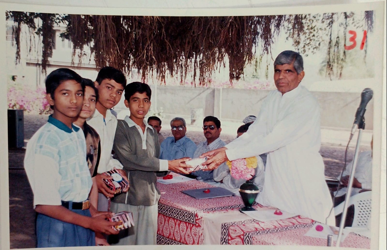 વિધાર્થીઓને પ્રોત્સાહિત કરતા પૂર્વ મહામંત્રી ગોક્ળભાઈ પટેલ