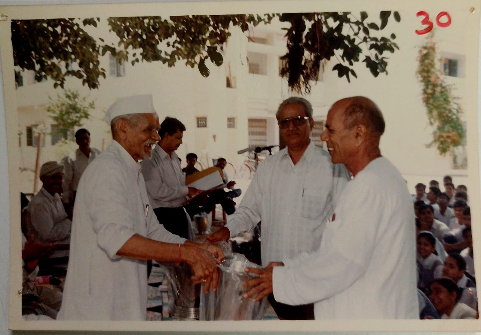 નિયામકશ્રી મુળજીભાઈનું અભિવાદન કરતા પૂર્વ મહામંત્રી ગોકળભાઈ પટેલ