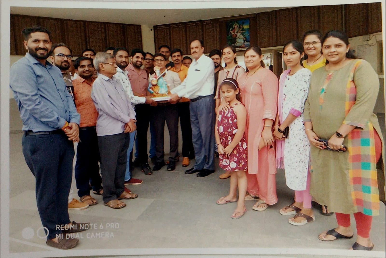 ભૂતપૂર્વ વિધાર્થીઓ દ્વારા સ્મૃતિ અર્પણ