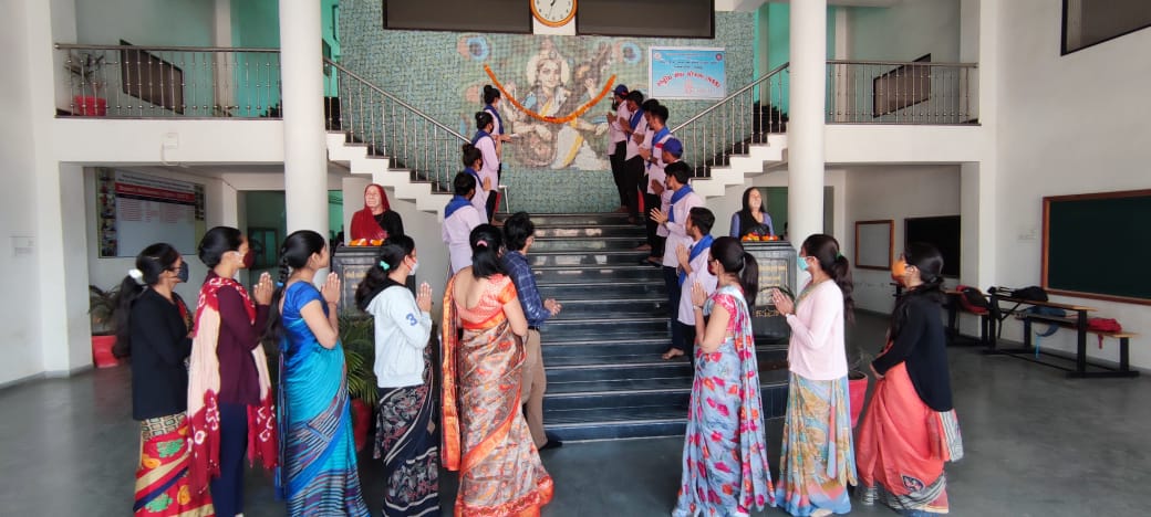 શ્રીમતી જી. બી. પવાયા અને શ્રીમતી પી. એસ. પવાયા