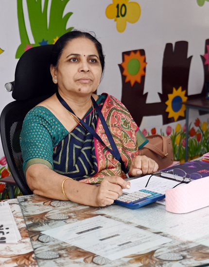 શ્રીમતી કુસુમબેન મથુરદાસ સોલંકી - આચાર્ય