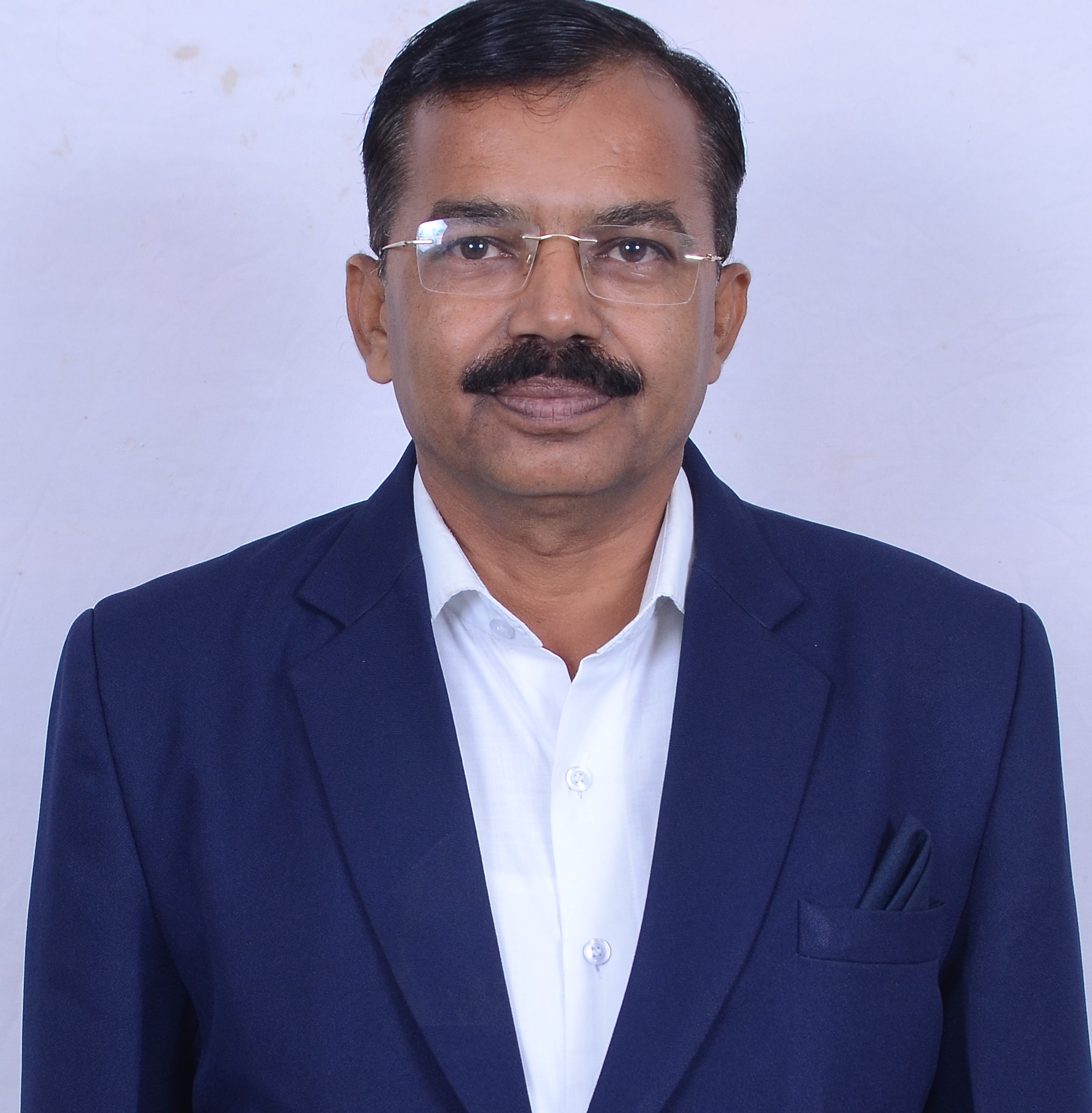 શ્રી ડાહ્યાભાઇ  રામદાસ પંડયા - ઇન્ચાર્જ આચાર્ય