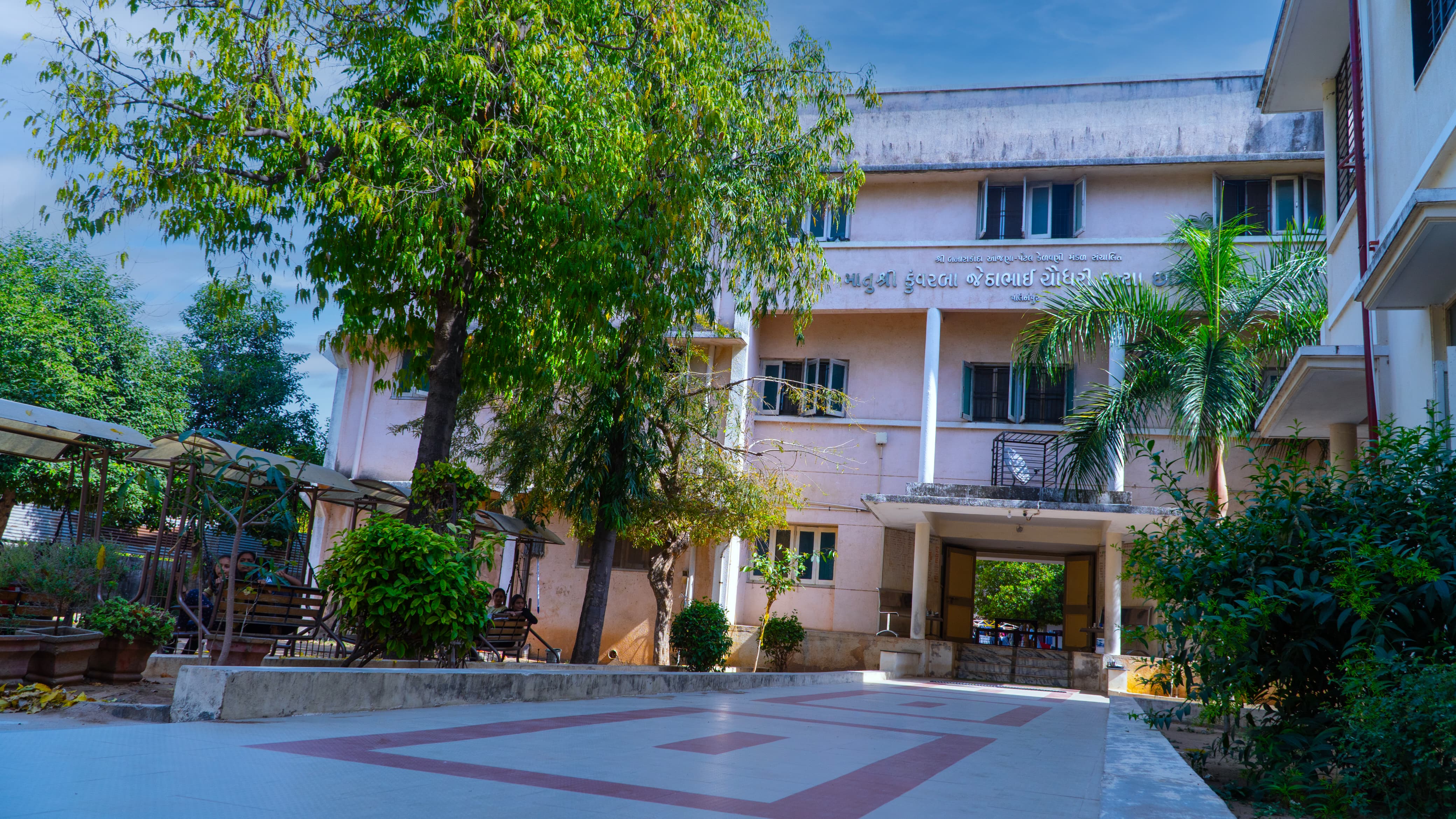 માતુશ્રી કુંવરબેન જેઠાભાઈ ચૌધરી કન્યા છાત્રાલય